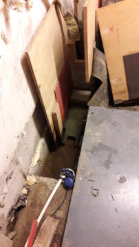 Das Wasser stieg immer hher. Zwischenzeitlich hatte der Elevator unter Wasser gestanden. Eine Pumpe verlangsamte den Untergang.