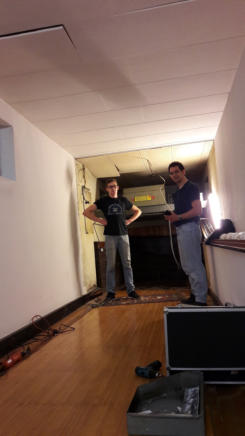 Helmut und Tim beim Abau des alten Stellautomaten