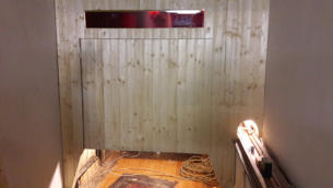 Nut- und Federbretter auf OSB-Platten. Die Blendwand war aber eher noch eine Blindwand...