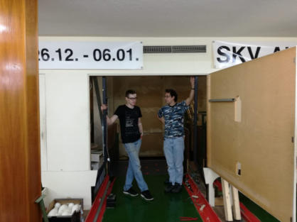 Tim und Helmut schmieden Plne fr die Blendwand