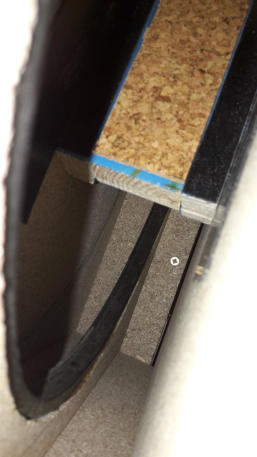 Die Kugeln laufen auf einem Original-Kugellaufgummi, der quer auf den runden Holzlooping geklebt wurde