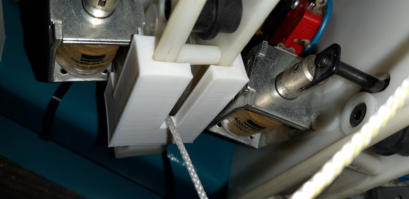 Eine Seilfhrung aus dem 3D-Druck verhindert, dass die dnnen Seile von der Rolle springen