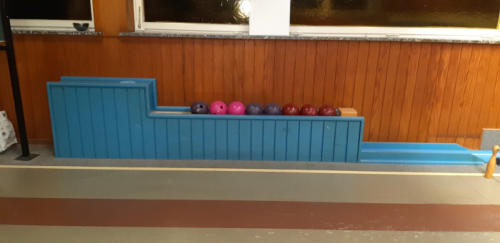Kugelkasten im Stil des 90er-Jahre Blau